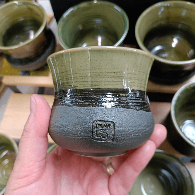 Tasse en grès émail vert avec engobe noir