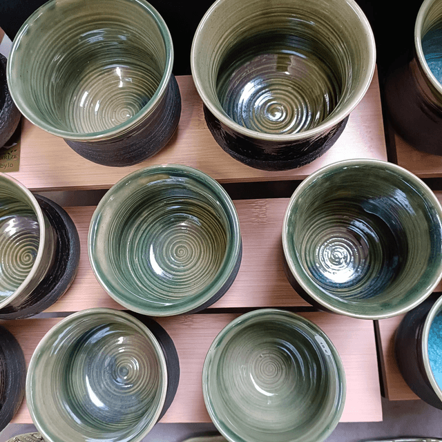 Tasse en grès émail vert avec engobe noir