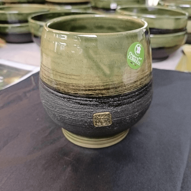 Petit vase bicolore, pièce unique.