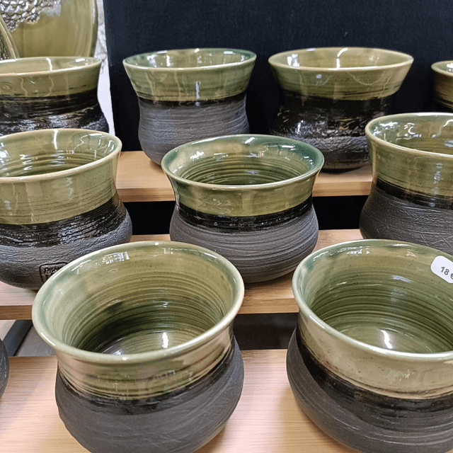 Tasse en grès émail vert avec engobe noir